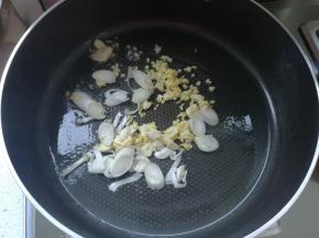 锅烧热放油，下入葱姜蒜爆香。