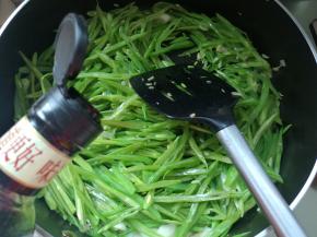 加入生抽、老抽料酒。煸炒均匀。