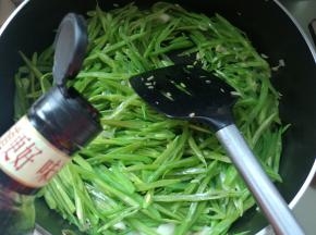 加入生抽、老抽料酒。煸炒均匀。