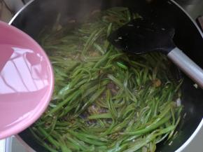 加入小半碗水。