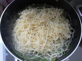 把面丝铺在菜上，转小火焖七八分钟。