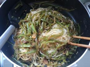 锅内还有一点汤汁的时候，用筷子搅散，翻匀。