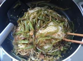 锅内还有一点汤汁的时候，用筷子搅散，翻匀。