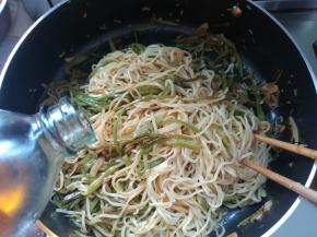 加入香油搅拌均匀就可以吃了。