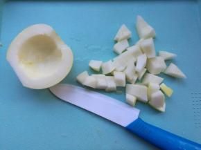 先来制作甜瓜泥。甜瓜洗净去籽切成小块。