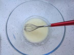 取一个干净的盆子，加入玉米油和甜瓜泥，混合乳化均匀，成浓稠状。