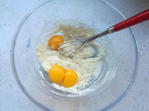 筛入低筋面粉，“一”字形搅拌均匀，加入3个蛋黄，蛋白放入ACA厨师机搅拌桶。
