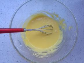 再加入剩下的2个蛋黄，“一”字形搅拌均匀，避免面糊起筋。