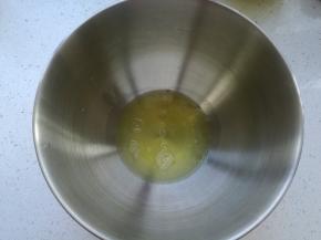 取过蛋白搅拌桶。