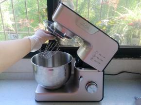 AM-CG108厨师机抬起机头，安装好打蛋器。