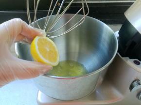 滴入几滴柠檬汁。