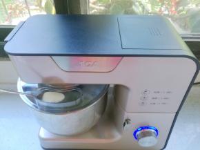 细砂糖分三次加入蛋白中。打出鱼眼泡，加入三分之一细砂糖，换成7档打发。（AM-CG108厨师机打发蛋白、揉面都非常快，建议小伙伴们一定在跟前盯着）。