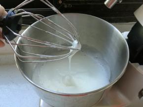 蛋白细腻，很软的状态时加入第二次细砂糖，继续打发。可以预热烤箱了，上下火170度15分钟。