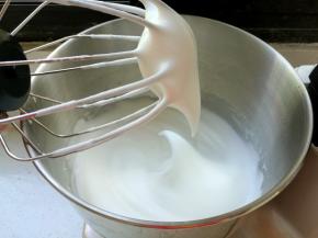 蛋白顺滑有光泽，拉起打蛋器呈稍有硬度的大弯勾状态，打发完成。