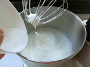 蛋白有了纹路，拉起打蛋器出现弯勾状态，但是很软，加入剩下的细砂糖。换成4档，避免打发过度。