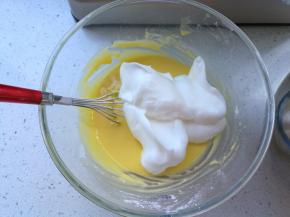 取出三分之一蛋白到蛋黄糊中，混合翻拌均匀，或者用手动打蛋器采取捞拌方法。切记不要划圈搅拌，避免消泡。