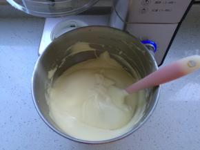 倒回蛋白盆，继续翻拌均匀。