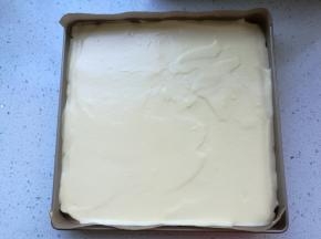 倒入铺了油纸或油布的烤盘，刮平表面，轻震两下，震出大气泡。