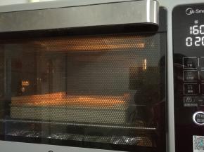 送入预热好的烤箱，上下火170度烘烤20分钟即可。（我的烤箱温度偏高，请小伙伴们根据自家烤箱适当调整）