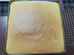 出炉后晾至烤网，揭开四周晾凉，十分钟后用一张干净的油纸把蛋糕翻面，揭去油布。