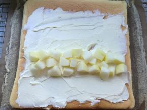 用抹刀铺平，放上切好的甜瓜小块。