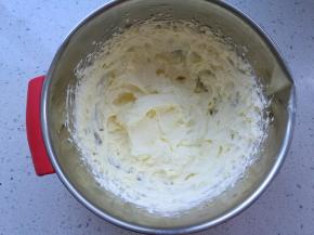 淡奶油加入糖打发。