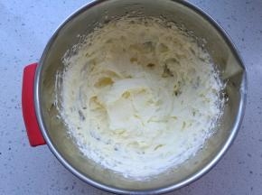 淡奶油加入糖打发。