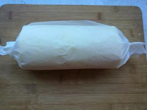 借助油纸顺势卷起，送入冰箱定形后切块即可食用。