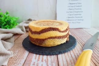 出炉轻震两下，震出热气，倒扣烤网上晾凉再脱模