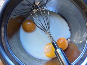 倒入鸡蛋中搅拌均匀