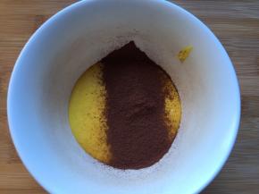 分一半蛋黄糊出来，筛入可可粉，Z字型搅拌均匀