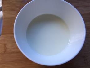 将纯牛奶和玉米油混合搅拌成乳化状态