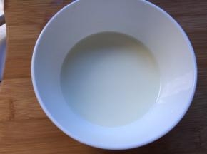 将纯牛奶和玉米油混合搅拌成乳化状态