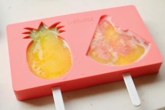 这个是西瓜和菠萝形状的，加了一些甜瓜汁和芒果汁，甜瓜汁是淡绿色的，可以充当西瓜皮和菠萝的叶子，其余部分就倒入芒果汁，这次做了黄瓤的西瓜。