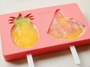 这个是西瓜和菠萝形状的，加了一些甜瓜汁和芒果汁，甜瓜汁是淡绿色的，可以充当西瓜皮和菠萝的叶子，其余部分就倒入芒果汁，这次做了黄瓤的西瓜。