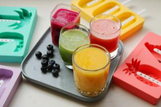 把各种水果用料理机打成汁，因为有些水果汁水比较少，所以我添加了适量凉开水，为了调整甜度，添加了适量白糖。白糖的量根据口味就好，尝一尝就好。