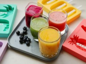 把各种水果用料理机打成汁，因为有些水果汁水比较少，所以我添加了适量凉开水，为了调整甜度，添加了适量白糖。白糖的量根据口味就好，尝一尝就好。