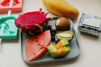 准备好水果和冰棍模具，模具提前清洗干净，水果也洗干净。西瓜去皮去籽，红心火龙果去皮挖出果肉，甜瓜去籽切成块，芒果去皮去核，蓝莓洗干净，猕猴桃去皮切成片。