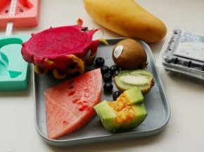 准备好水果和冰棍模具，模具提前清洗干净，水果也洗干净。西瓜去皮去籽，红心火龙果去皮挖出果肉，甜瓜去籽切成块，芒果去皮去核，蓝莓洗干净，猕猴桃去皮切成片。