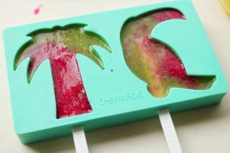 椰子树和鹦鹉造型的。这个感觉很有神秘感，我很喜欢。用了火龙果汁和甜瓜汁，绿色和紫色。先在鹦鹉的翅膀和嘴那里倒入火龙果汁。再倒入绿色的甜瓜汁。椰子树是红色树干，绿色的枝叶。不过最后的颜色很抽象派，几乎都混在一起了，也是另一种美。