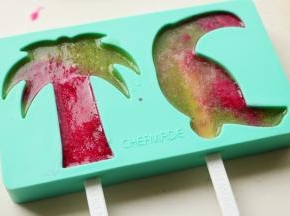 椰子树和鹦鹉造型的。这个感觉很有神秘感，我很喜欢。用了火龙果汁和甜瓜汁，绿色和紫色。先在鹦鹉的翅膀和嘴那里倒入火龙果汁。再倒入绿色的甜瓜汁。椰子树是红色树干，绿色的枝叶。不过最后的颜色很抽象派，几乎都混在一起了，也是另一种美。