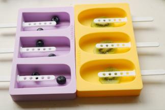 这两种经典造型，一个圆形光面，一个方形条纹，虽然简单，但做出冰棍来也很好看。先分别放入蓝莓和猕猴桃片。