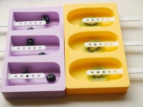 这两种经典造型，一个圆形光面，一个方形条纹，虽然简单，但做出冰棍来也很好看。先分别放入蓝莓和猕猴桃片。