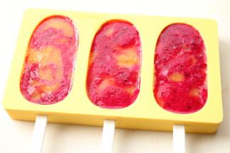 这个是芒果汁和红心火龙果汁，颜色很热烈，味道也好。