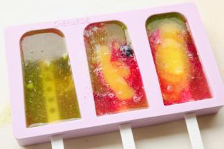 甜瓜汁和西瓜汁，两种瓜的口味混合，很让人期待。不太够，又加了点火龙果和芒果的，颜色更加多彩。