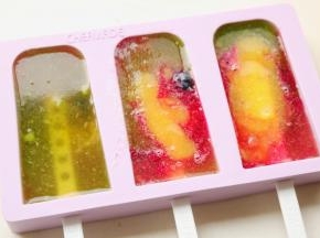 甜瓜汁和西瓜汁，两种瓜的口味混合，很让人期待。不太够，又加了点火龙果和芒果的，颜色更加多彩。