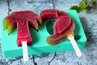 冻好的冰棍很好脱模，硅胶部分先掀开，然后推着冰棍棒，整个水果冰就出来了。