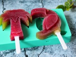 冻好的冰棍很好脱模，硅胶部分先掀开，然后推着冰棍棒，整个水果冰就出来了。