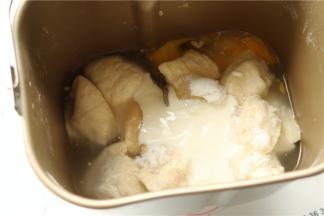 发好的中种，撕碎成小块，加入主面团里除了黄油和葡萄干的材料，揉大约15分钟，再加入室温软化的黄油，再揉10分钟。