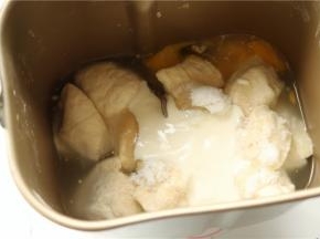 发好的中种，撕碎成小块，加入主面团里除了黄油和葡萄干的材料，揉大约15分钟，再加入室温软化的黄油，再揉10分钟。